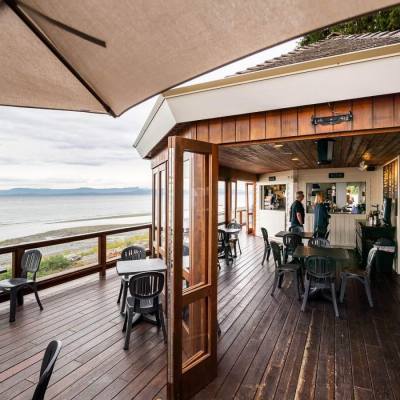 Covered and outdoor patio seating on the coast in Parksville Qualicum Beach