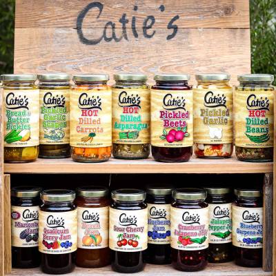 A retail display of jarred Caties Hot Dilled Beans on Vancouver Island. Image: @Catieshotdilledbeans