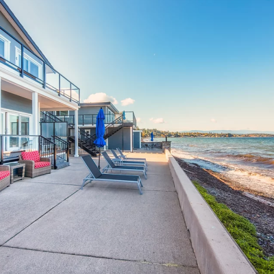 Outdoor patio overlooking the water at the Parksville Qualicum Beach suites and vacation rentals
